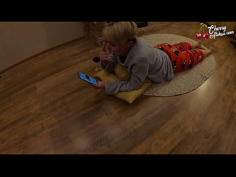 ❤️ Šialená blondínka fajčí obrovský penis a skáče na ňom - análny sex ❤️ Šukanie na sk.sayhentai.ru ❌